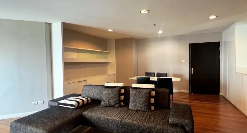 For rent 3 ベッドルーム condo in Huai Khwang, Bangkok