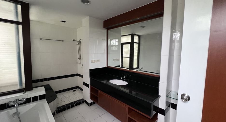 For rent 3 bedrooms condo in Khlong Toei, Bangkok