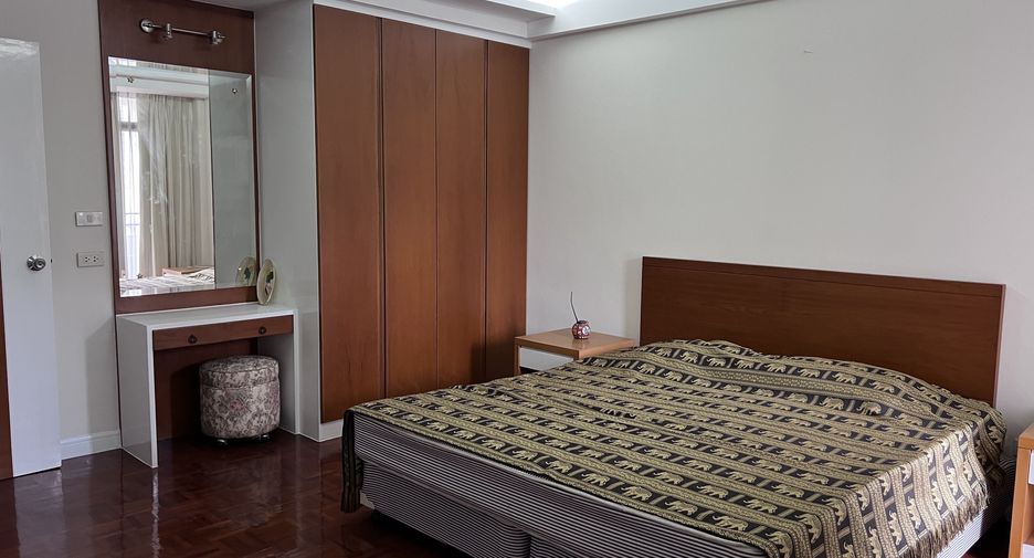 For rent 3 bedrooms condo in Khlong Toei, Bangkok