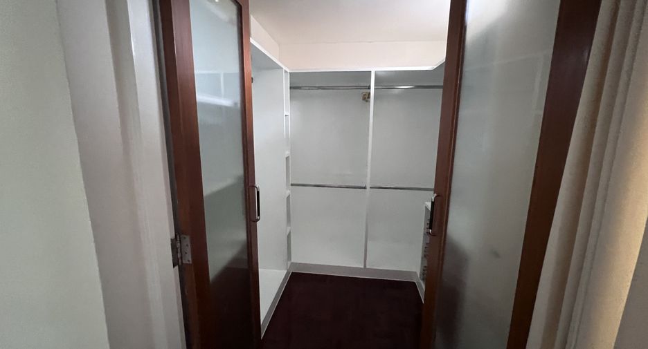 For rent 3 bedrooms condo in Khlong Toei, Bangkok