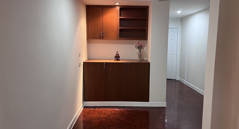 For rent 3 bedrooms condo in Khlong Toei, Bangkok