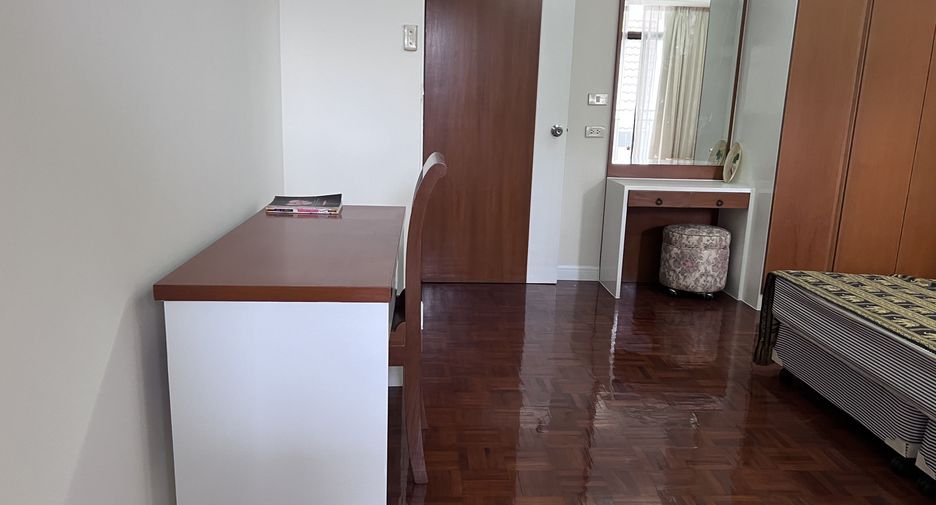 For rent 3 bedrooms condo in Khlong Toei, Bangkok