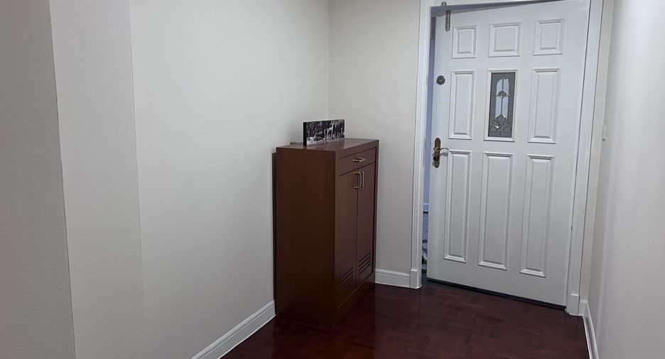 For rent 3 bedrooms condo in Khlong Toei, Bangkok