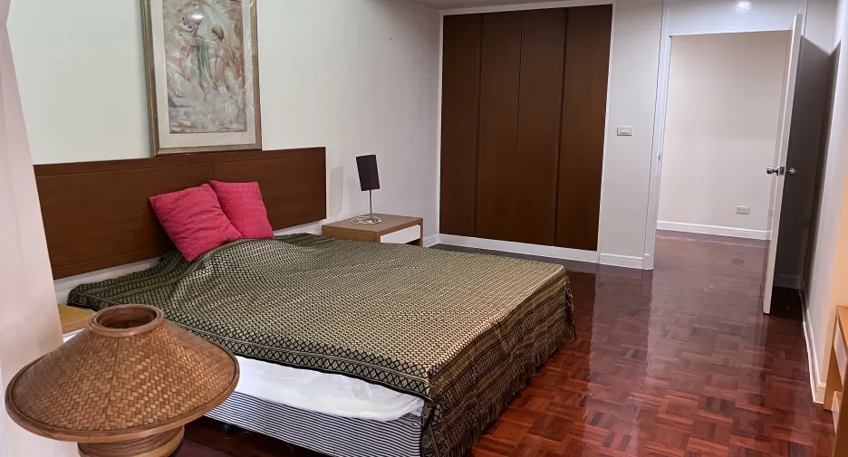 For rent 3 bedrooms condo in Khlong Toei, Bangkok