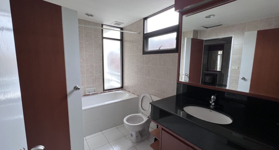 For rent 3 bedrooms condo in Khlong Toei, Bangkok
