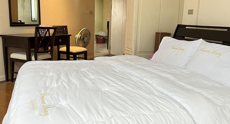 For rent 2 bedrooms condo in Watthana, Bangkok
