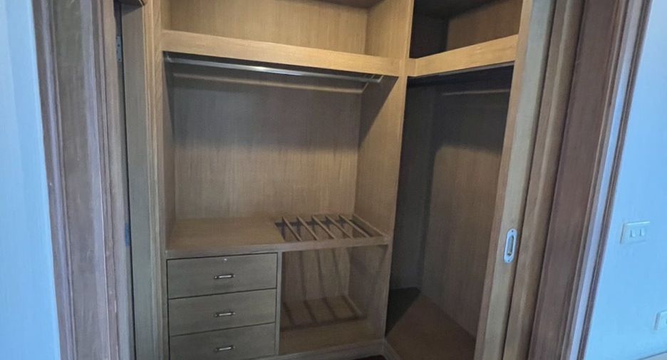 For rent 2 bedrooms apartment in Watthana, Bangkok
