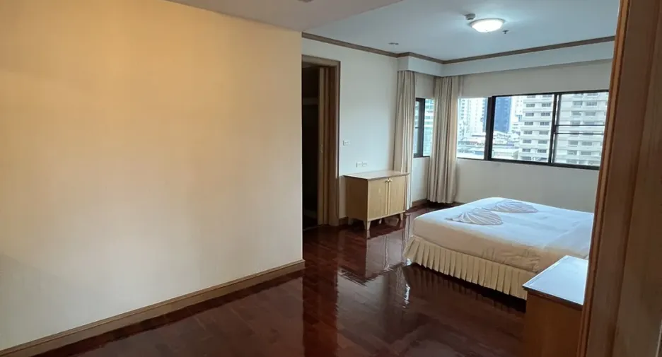For rent 2 bedrooms apartment in Watthana, Bangkok