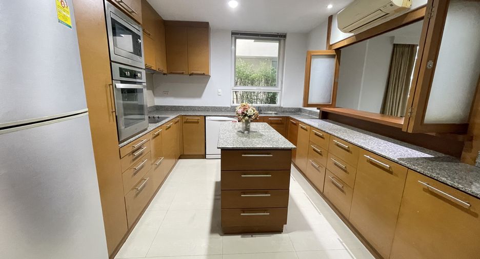 For rent 4 bedrooms house in Watthana, Bangkok