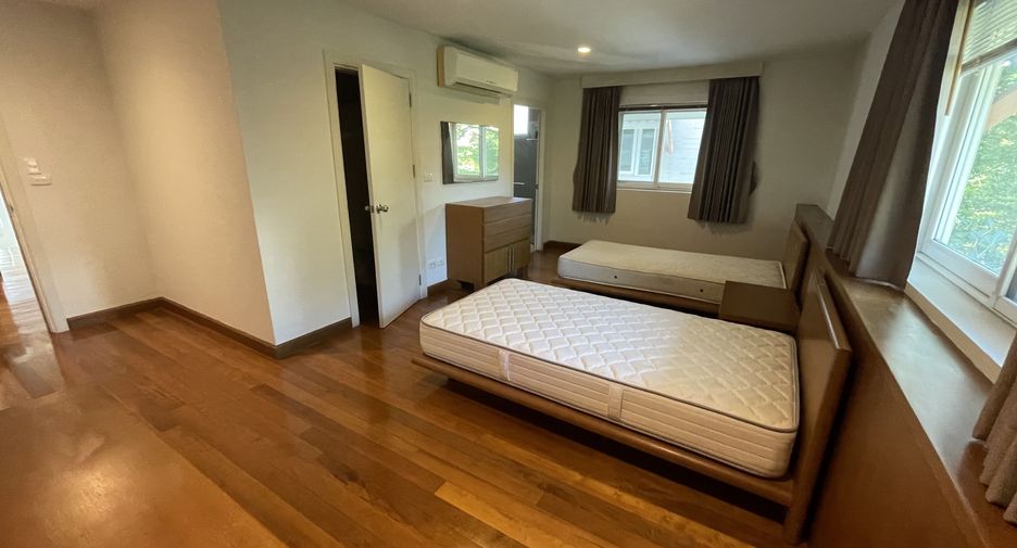 For rent 4 bedrooms house in Watthana, Bangkok