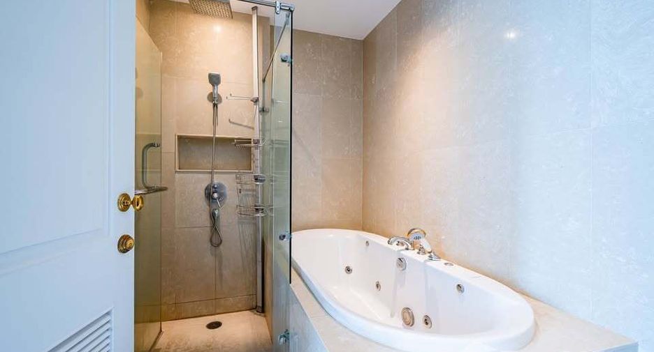 For rent 2 bedrooms condo in Pathum Wan, Bangkok