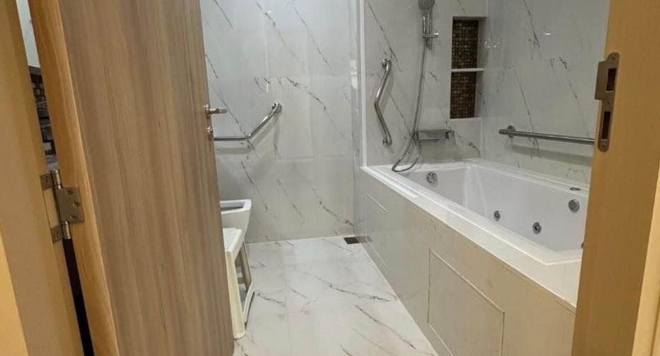 For rent 3 bedrooms condo in Watthana, Bangkok