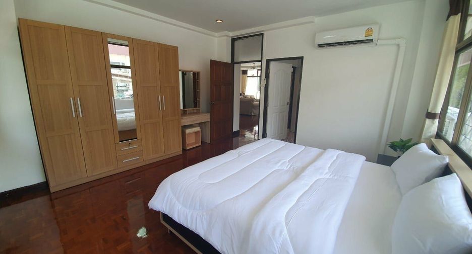 For rent 3 bedrooms condo in Watthana, Bangkok