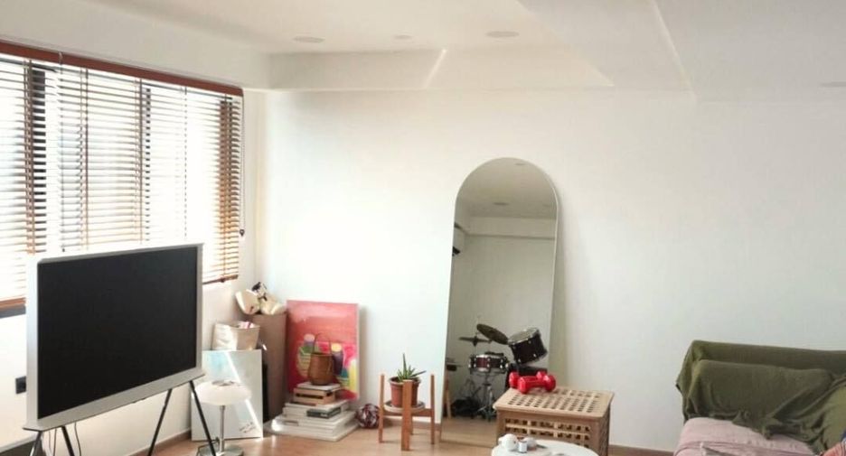Casa adosada en alquiler de 3 habitaciones en Suan Luang, Bangkok