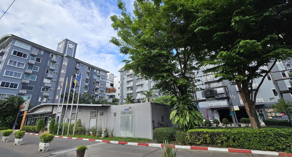 For rent 2 bedrooms condo in Huai Khwang, Bangkok