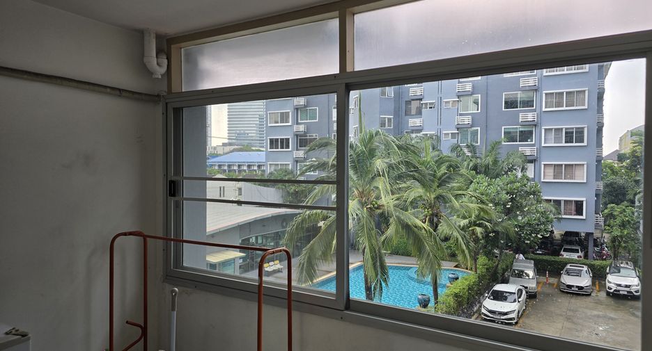 For rent 2 bedrooms condo in Huai Khwang, Bangkok
