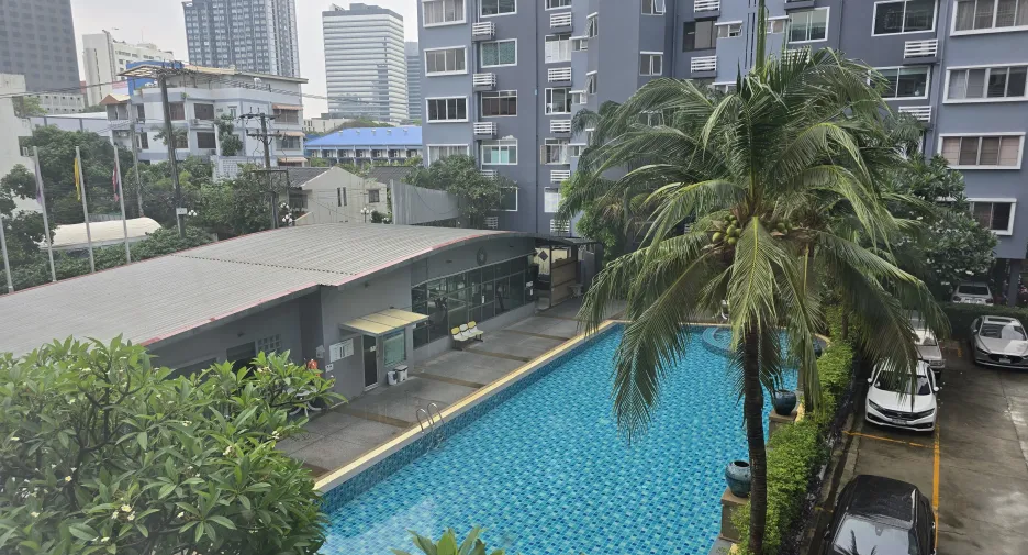 For rent 2 bedrooms condo in Huai Khwang, Bangkok