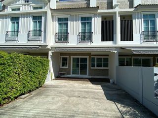 Casa adosada en alquiler de 3 habitaciones en Prawet, Bangkok