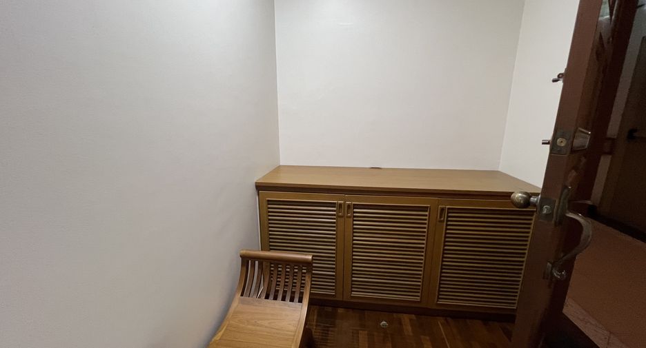 For rent 2 bedrooms condo in Pathum Wan, Bangkok