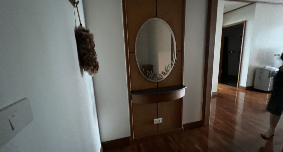 For rent 2 bedrooms condo in Pathum Wan, Bangkok