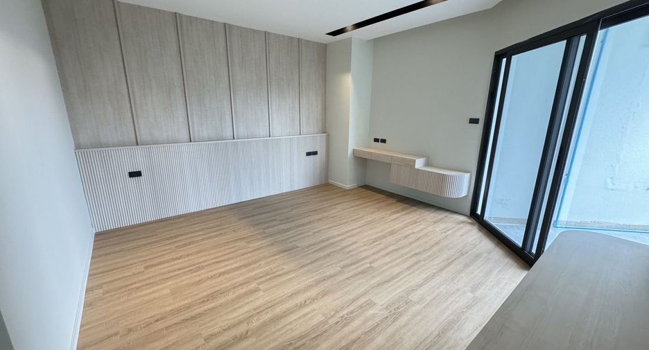 For rent 3 bedrooms condo in Sathon, Bangkok