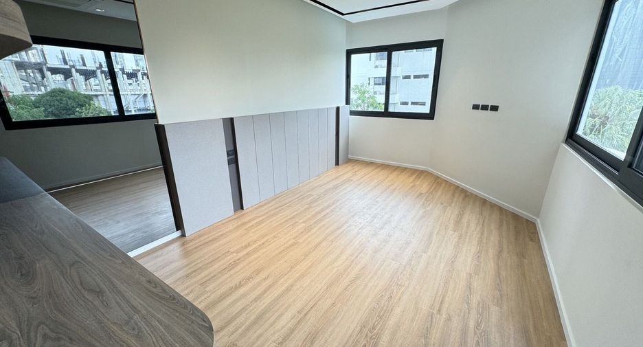 For rent 3 bedrooms condo in Sathon, Bangkok