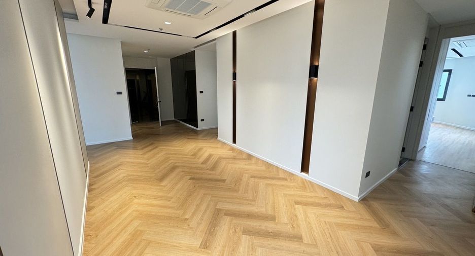 For rent 3 bedrooms condo in Sathon, Bangkok