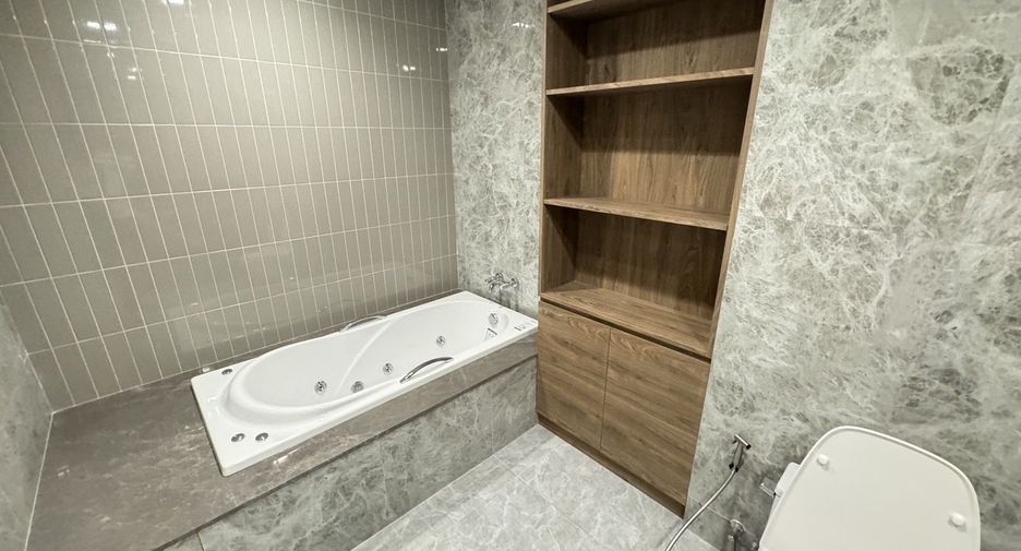 For rent 3 bedrooms condo in Sathon, Bangkok