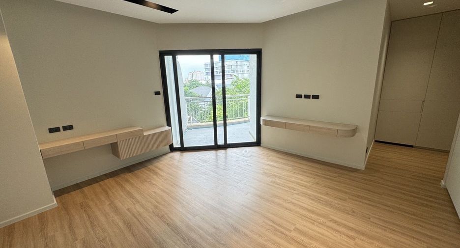 For rent 3 bedrooms condo in Sathon, Bangkok