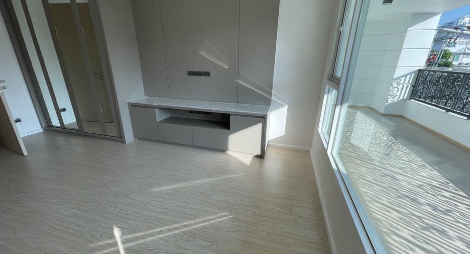 For rent 2 bedrooms apartment in Watthana, Bangkok