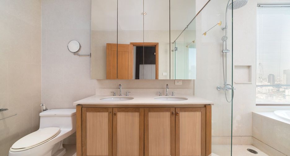 For rent 2 bedrooms condo in Khlong Toei, Bangkok