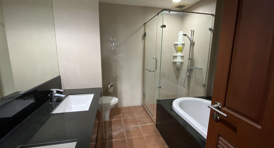 For rent 2 bedrooms condo in Pathum Wan, Bangkok