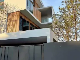 For rent 4 bedrooms house in Saphan Sung, Bangkok