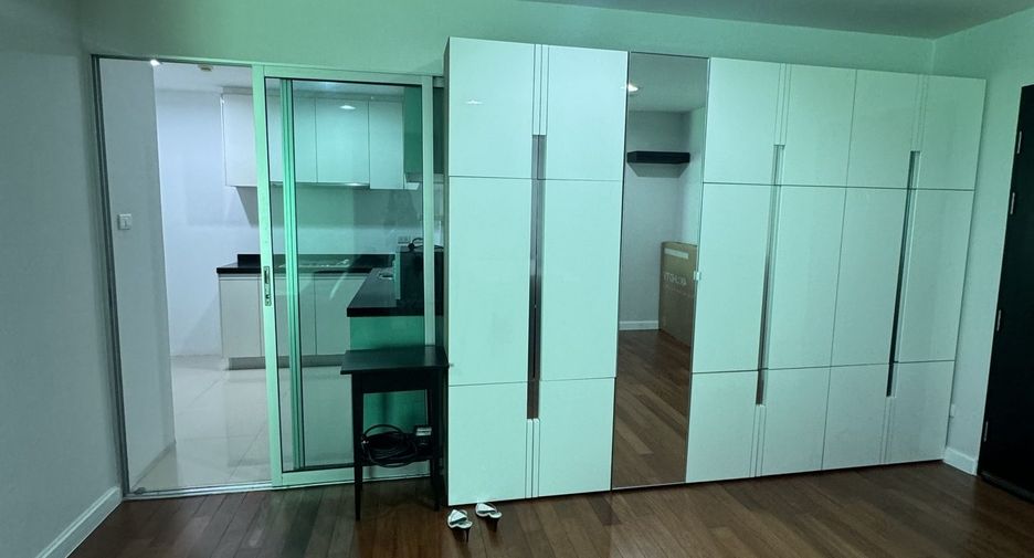 À louer 3 chambres condo à Huai Khwang, Bangkok