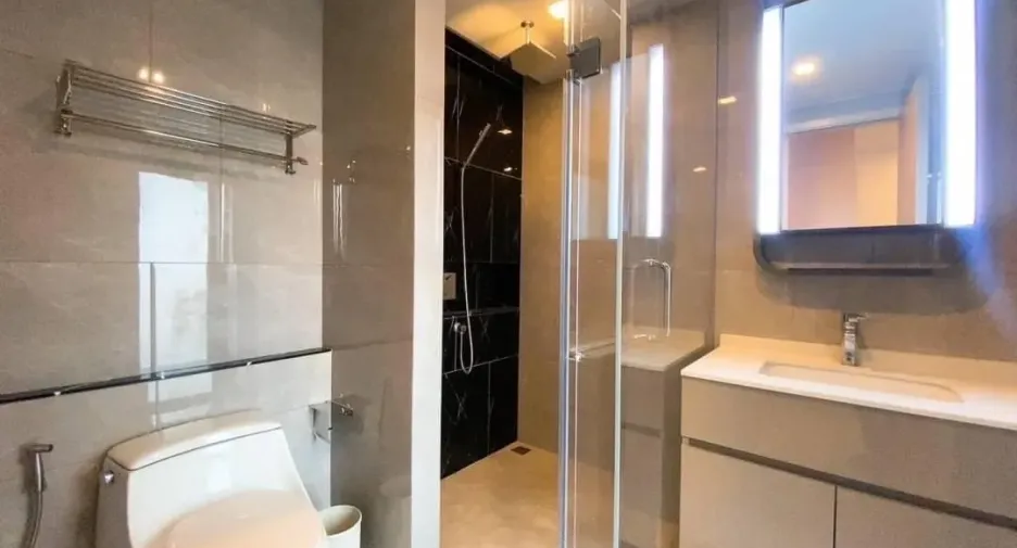 For rent 2 bedrooms condo in Huai Khwang, Bangkok