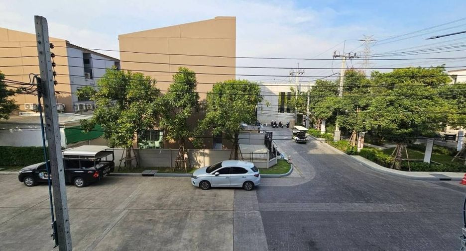 For rent 3 bedrooms townhouse in Saphan Sung, Bangkok