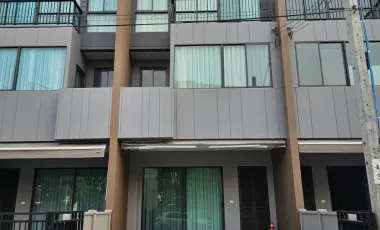 For rent 3 bedrooms townhouse in Saphan Sung, Bangkok
