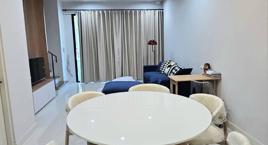 For rent 3 bedrooms townhouse in Saphan Sung, Bangkok
