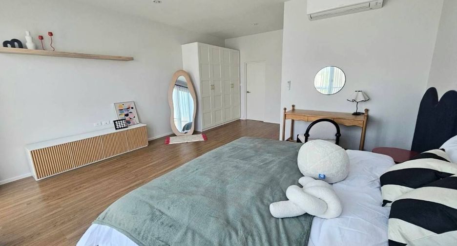 For rent 3 bedrooms townhouse in Saphan Sung, Bangkok