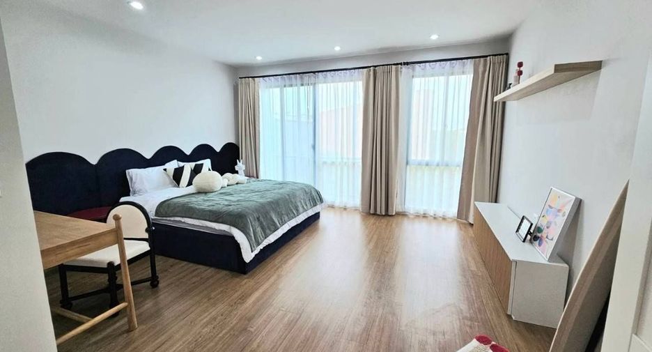 For rent 3 bedrooms townhouse in Saphan Sung, Bangkok