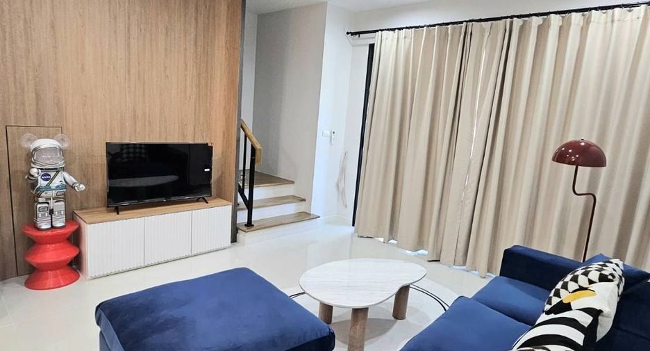 For rent 3 bedrooms townhouse in Saphan Sung, Bangkok