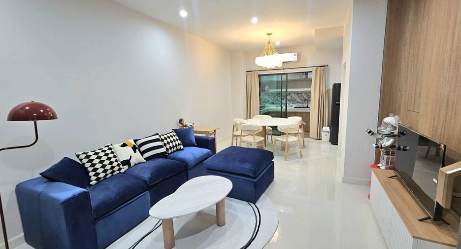 For rent 3 bedrooms townhouse in Saphan Sung, Bangkok