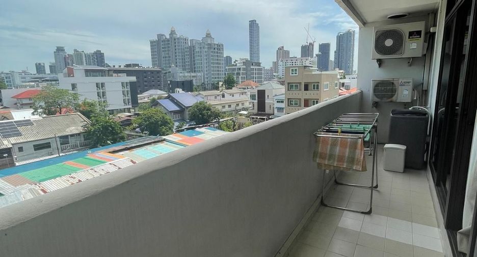 For rent 2 bedrooms condo in Phra Khanong, Bangkok