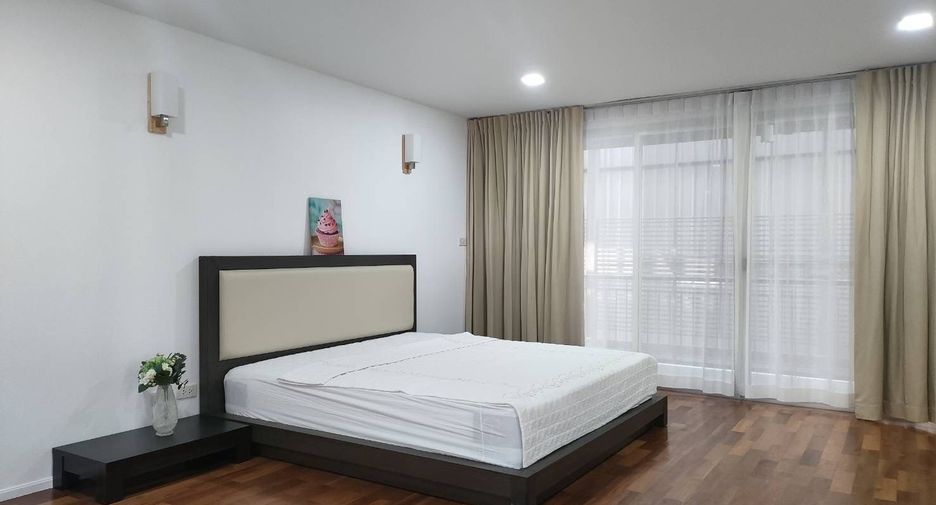 For rent 3 bedrooms condo in Watthana, Bangkok