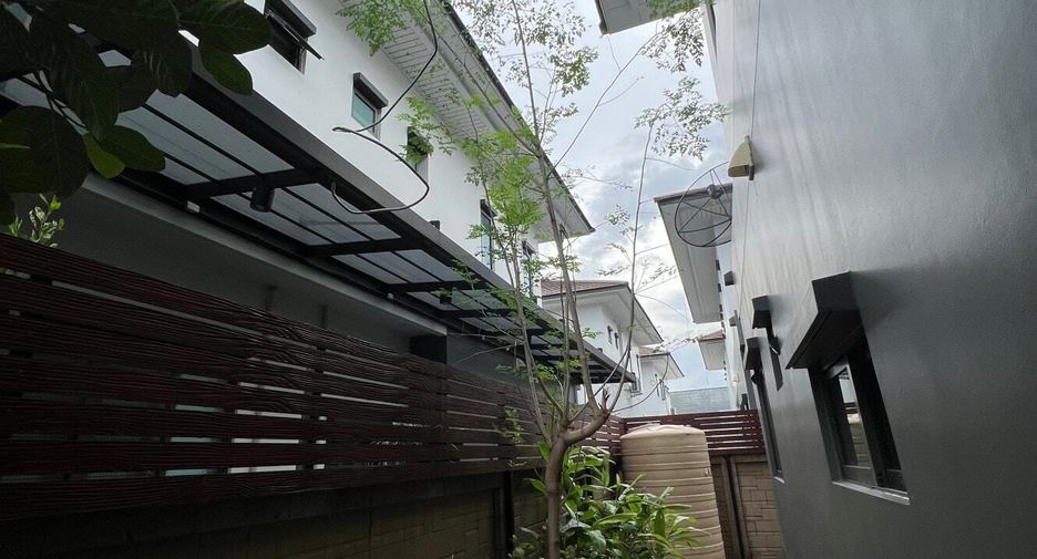 For rent 4 bedrooms house in Bang Kapi, Bangkok