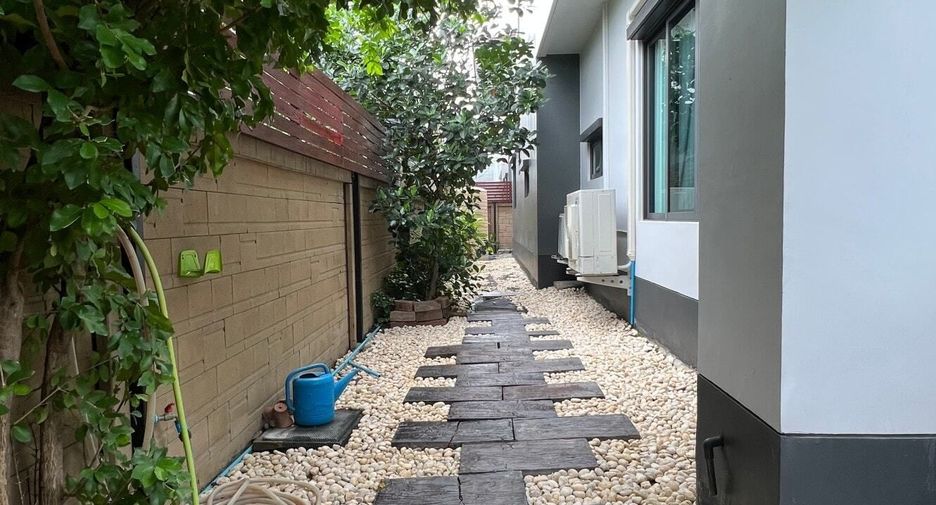 For rent 4 bedrooms house in Bang Kapi, Bangkok