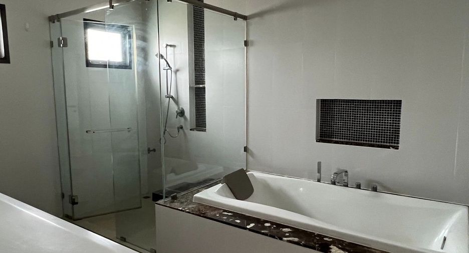 For rent 4 bedrooms house in Bang Kapi, Bangkok