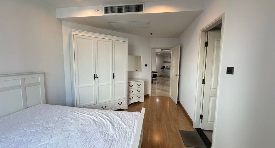 For rent 2 bedrooms condo in Huai Khwang, Bangkok