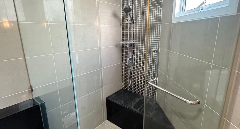 For rent 2 bedrooms condo in Huai Khwang, Bangkok