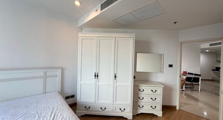 For rent 2 bedrooms condo in Huai Khwang, Bangkok